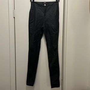 Wet faux leather leggings with back pockets